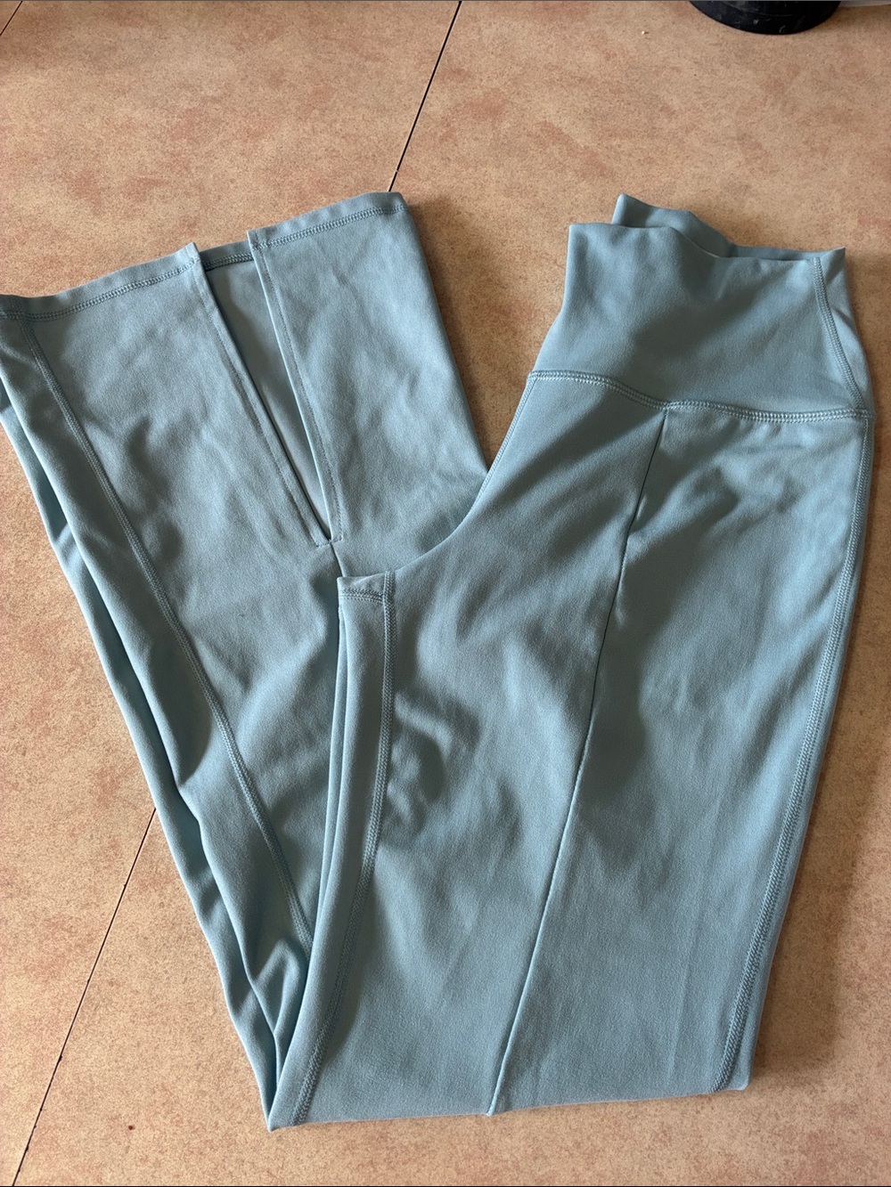 NWOT Yogalicious Lux Girlfriend 7/8 Front Split Flared Yoga Athletic Pants